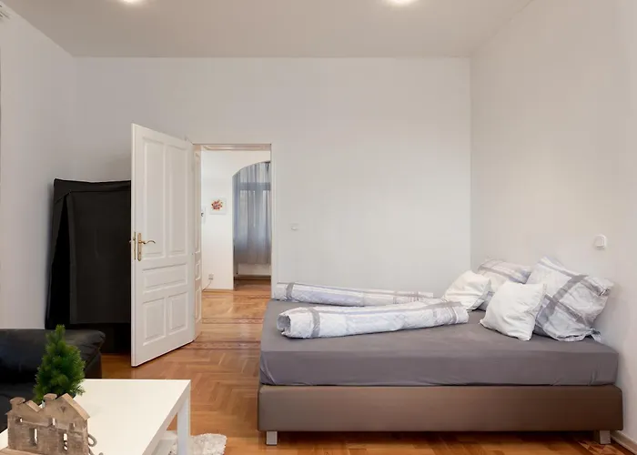 Historic Redesigned Schoenbrunn Palace W Free Parking And 24h Check-in Apartment *