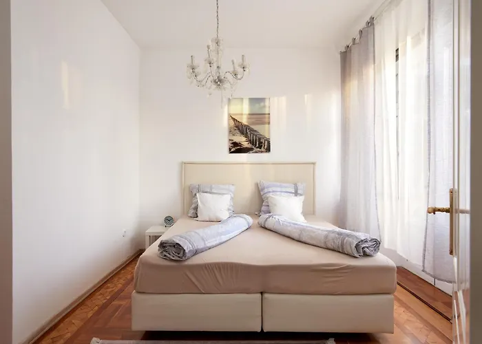 Historic Redesigned Schoenbrunn Palace W Free Parking And 24h Check-in Apartment Vienna