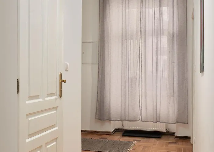Historic Redesigned Schoenbrunn Palace W Free Parking And 24h Check-in Apartment